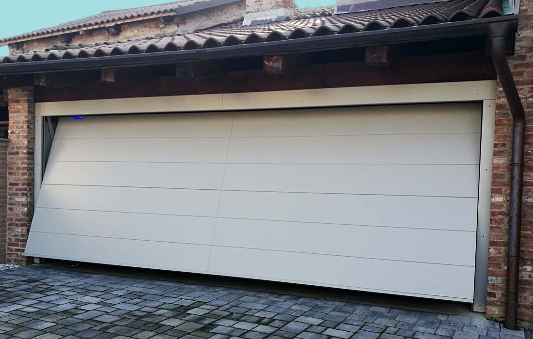 Installazione di SecureMe, porta basculante di sicurezza per garage in multistrato marino, legno, liscia dal design moderno e elegante