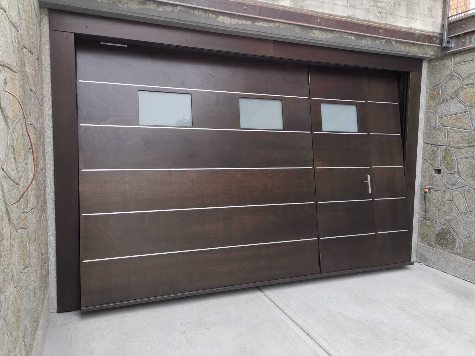 Installazione di SecureMe, porta basculante di sicurezza per garage in multistrato marino, legno, dotata di oblò e portina pedonale
