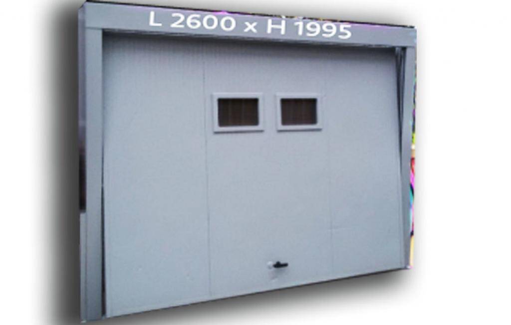 Installazione di SecureMe, porta basculante di sicurezza per garage in serie in versione coibentata. Adatta per sprechi di calore e locali riscaldati. Zona vetrata con un paio di oblò.