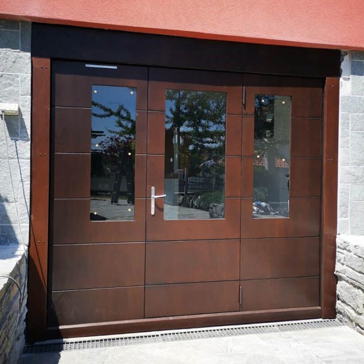 Installazione di SecureMe, porta basculante di sicurezza per garage in multistrato marino, legno. Stile elegante con finestra grande e portina pedonale