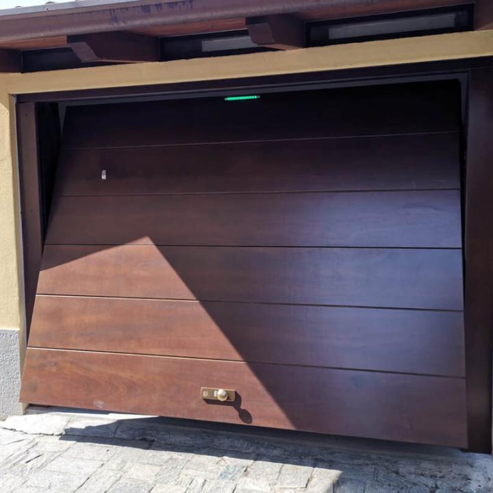 Installazione di SecureMe, porta basculante di sicurezza per garage in multistrato marino, legno. Design lineare, con placca blindata