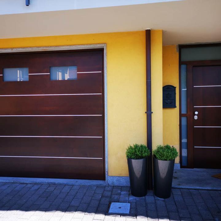 Installazione di SecureMe, porta garage basculante, multistrato marino, con design mozzafiato e in armonia con portoncino blindato