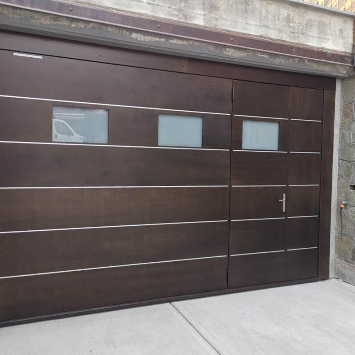 Installazione di SecureMe, porta basculante di sicurezza per garage in multistrato marino, legno, dotata di oblò e portina pedonale