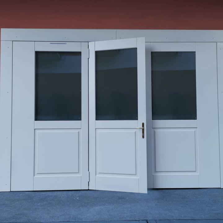 Installazione di SecureMe, porta basculante di sicurezza per garage in multistrato marino, legno, bianco ral. Stile elegante con finestra grande e portina pedonale