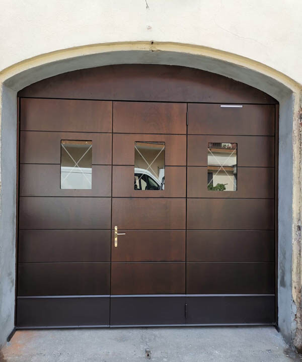 SecureMe, la basculante di sicurezza numero uno in Italia, design semplice, lineare e moderno con portina pedonale e zona vetrata. Porta a arco.