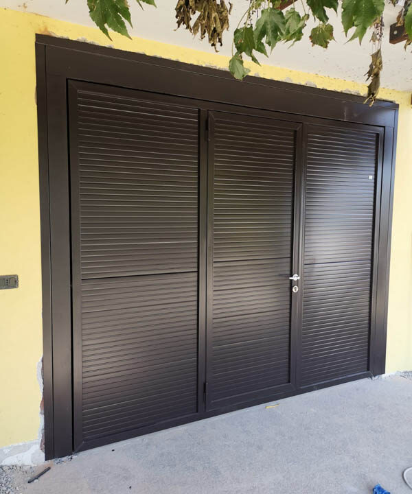 Installazione di SecureMe, porta basculante di sicurezza per garage in serie in versione coibentata, verniciata di nero. Adatta per sprechi di calore e locali riscaldati.