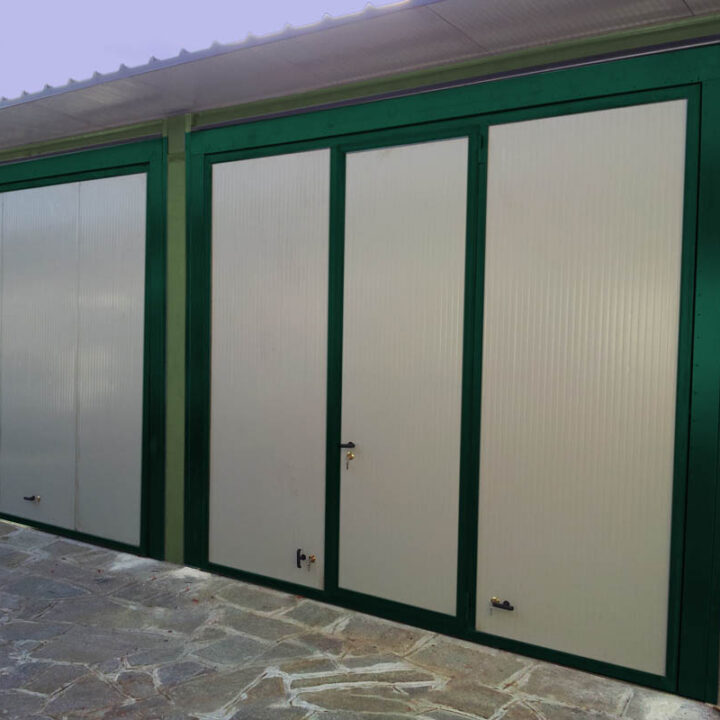 Installazione di SecureMe, porta basculante di sicurezza per garage in serie in versione coibentata. Adatta per sprechi di calore e locali riscaldati.