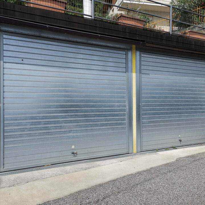 Installazione doppia di SecureMe, la basculante di sicurezza numero uno in Italia, in lamiera zincata