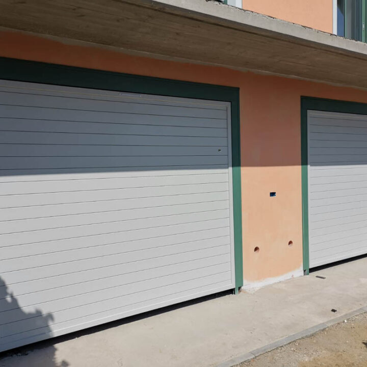 Installazione di SecureMe, porta basculante di sicurezza numero uno in Italia, per garage in lamiera zincata con telaio bicolore.