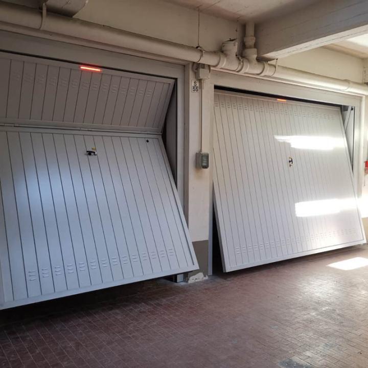 Installazione in autorimessa, condominio, di SecureMe, basculante snodato di sicurezza numero uno in Italia in lamiera zincato verniciato bianco ral