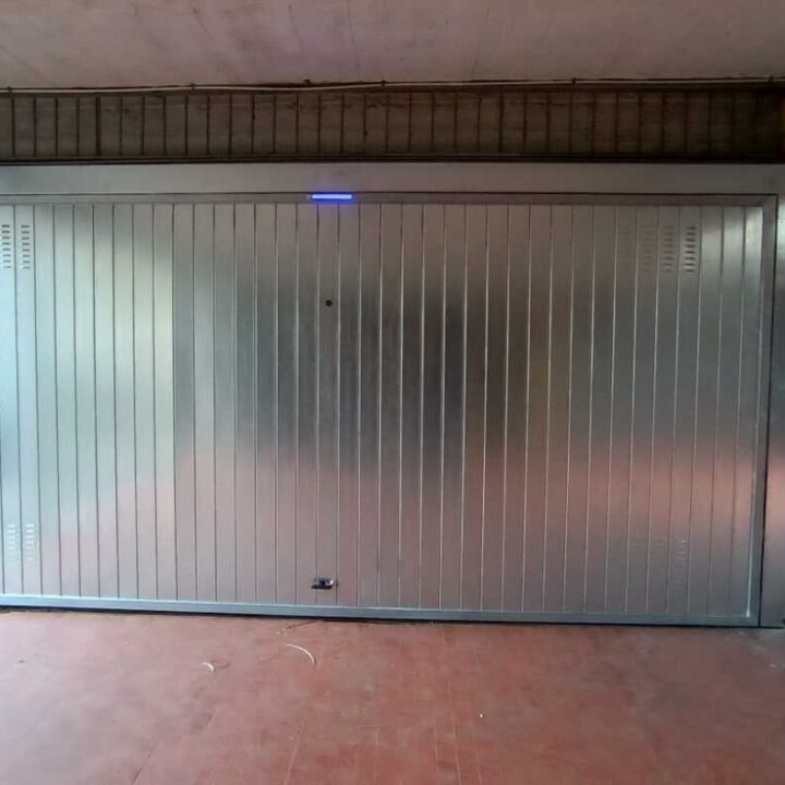 Installazione di SecureMe, la basculante di sicurezza numero uno in Italia in lamiera zincata extra dimensioni, dotata di automazione