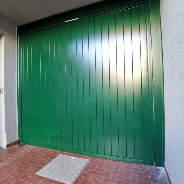 Installazione di SecureMe, basculante di sicurezza numero uno in Italia in lamiera zincata con doghe verticali verniciatura tinta ral verde